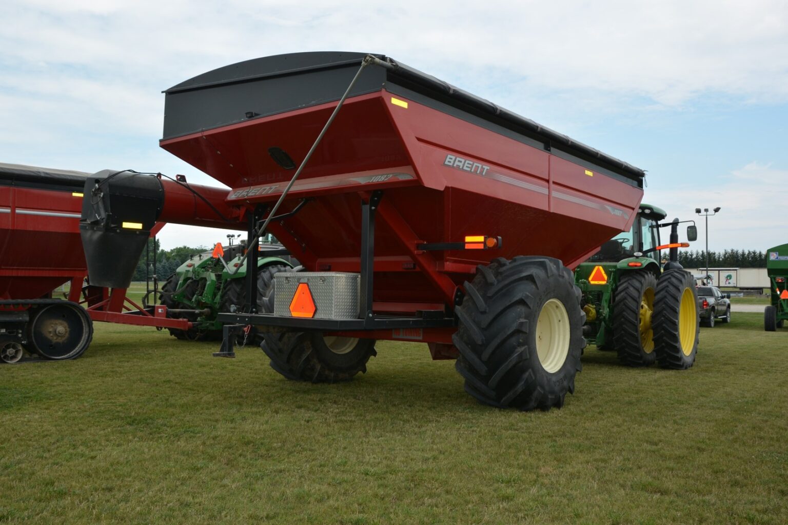 Unit E7 John Deere 8235R+Brent 1082 Grain Buggy Field Crop News
